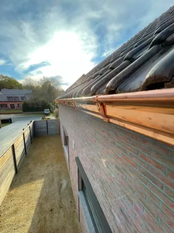 Plaatsing koperen dakgoot - Image